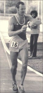 Charly Jacquier, fondateur et premier président du club, à l'arrivée des 100 km à Champel le 7 novembre 1981, bouclant son parcours en 7h07'49''