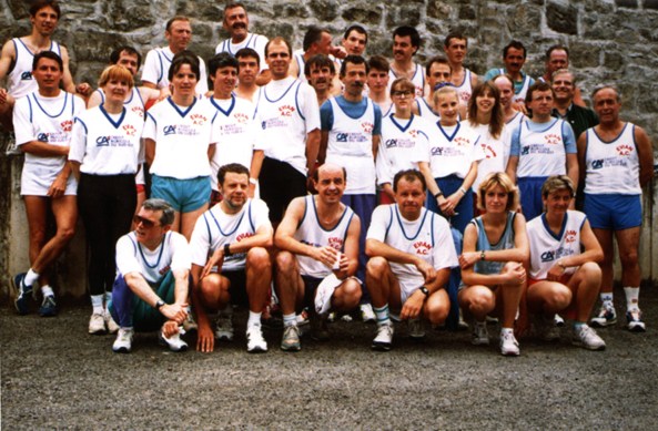 Dans les années 80, à la Ronde des Châteaux à Allinges, photo-souvenir avec les nouveaux maillots...