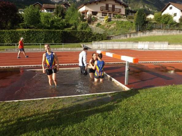 Mégan, Sarah et Juliette, passage obligatoire dans la fosse de steeple pour leurs premières participations aux interclubs